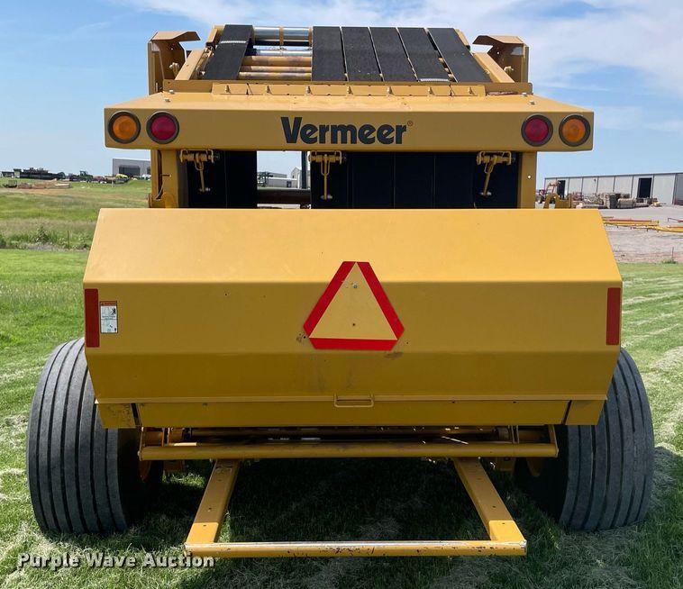image for item NT9395 2020 Vermeer 605N  round baler
