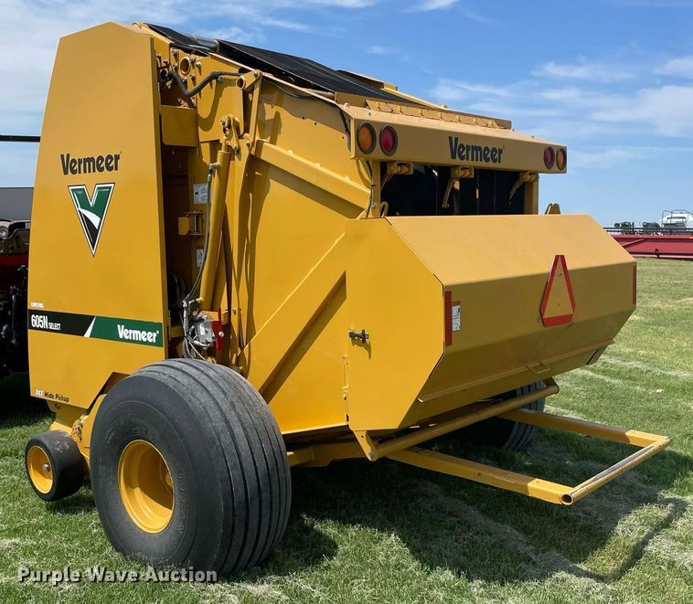 image for item NT9395 2020 Vermeer 605N  round baler