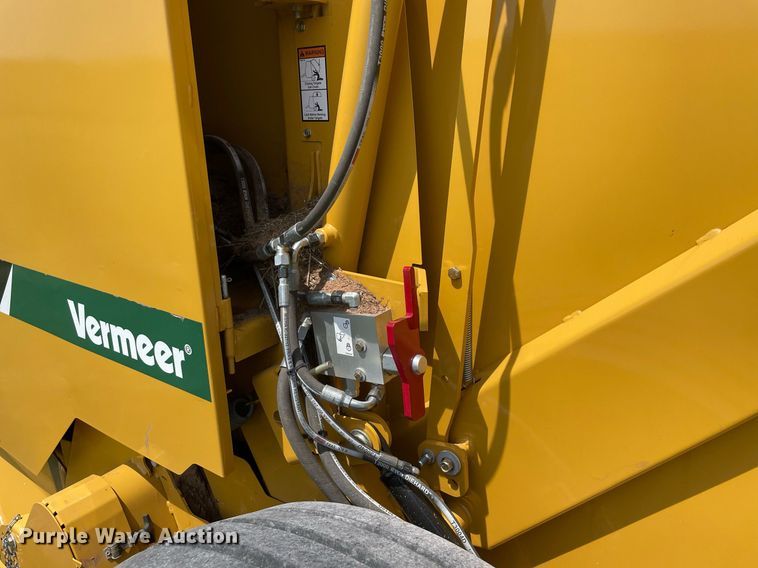 image for item NT9395 2020 Vermeer 605N  round baler