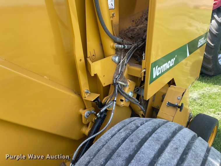 image for item NT9395 2020 Vermeer 605N  round baler