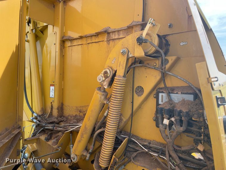 image for item NT9395 2020 Vermeer 605N  round baler