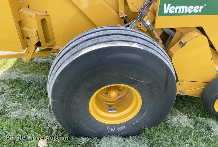 image for item NT9395 2020 Vermeer 605N  round baler