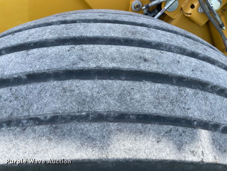 image for item NT9395 2020 Vermeer 605N  round baler