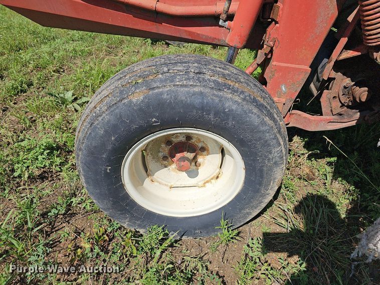 image for item NT9768 1991 New Holland 411 Discbine  swather / windrower