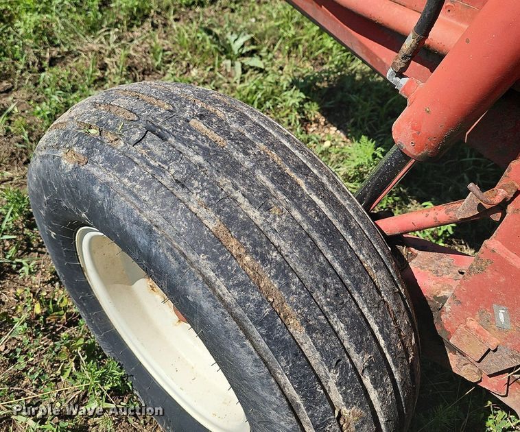 image for item NT9768 1991 New Holland 411 Discbine  swather / windrower