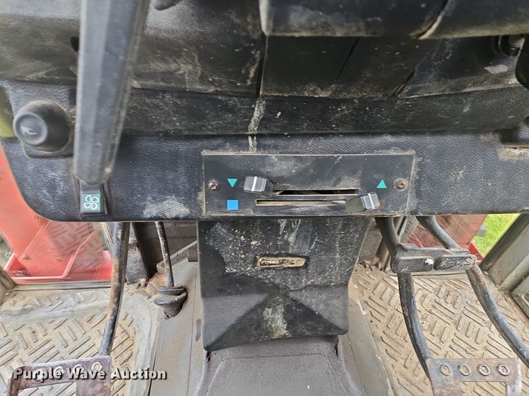 image for item NT9795 1994 Massey Ferguson 390  MFWD tractor