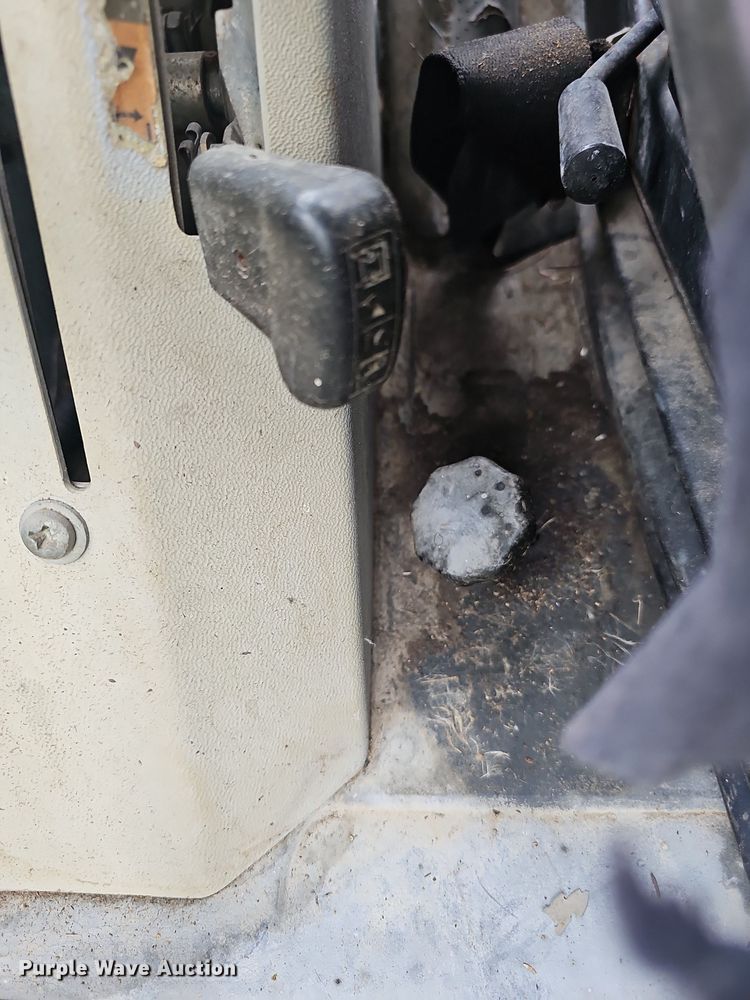 image for item NT9795 1994 Massey Ferguson 390  MFWD tractor