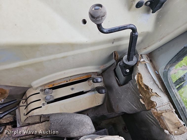 image for item NT9795 1994 Massey Ferguson 390  MFWD tractor