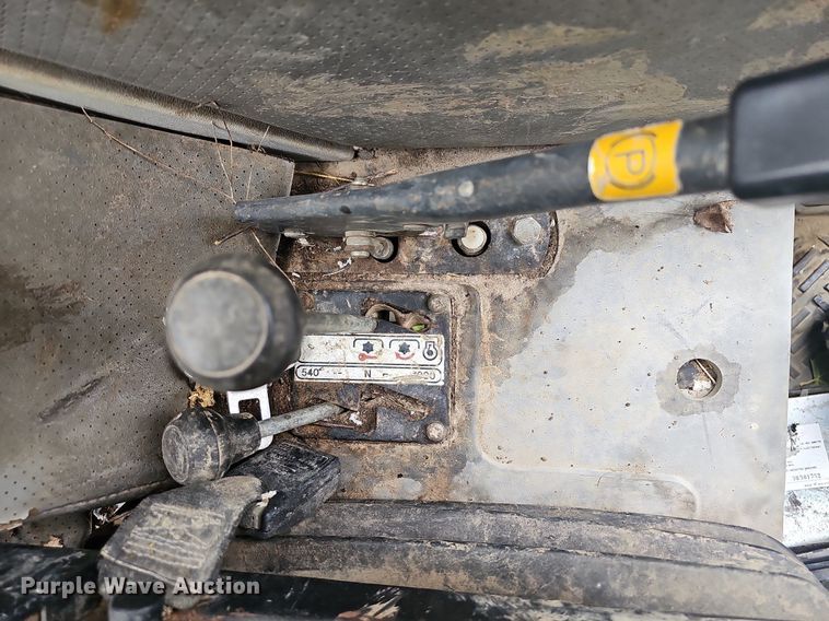 image for item NT9795 1994 Massey Ferguson 390  MFWD tractor