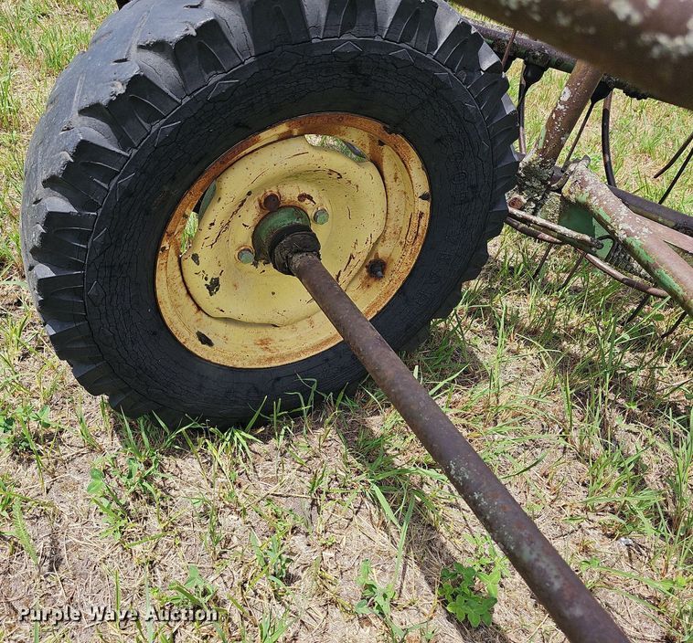 image for item NU9017 John Deere 896A  hay rake