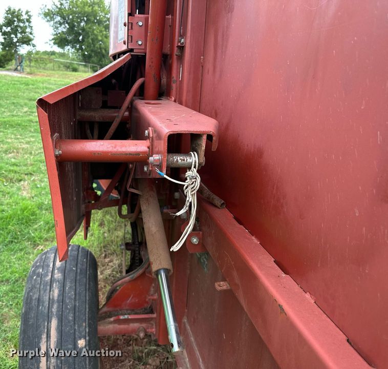 image for item OC9126 Hesston 565T  round baler