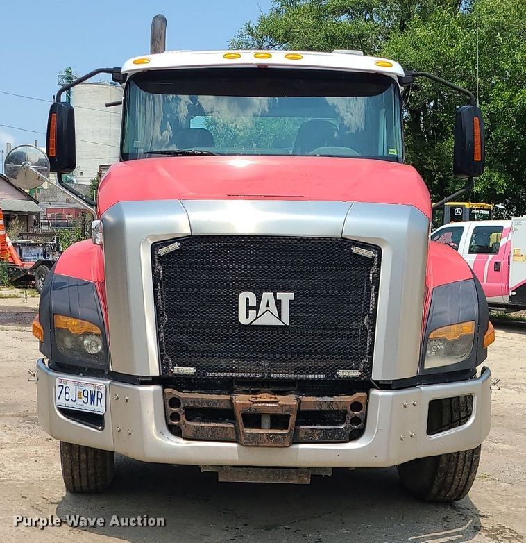 image for item BR9779 2013 Caterpillar CT660  semi truck
