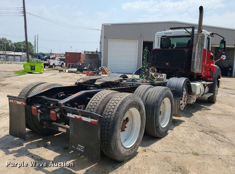 image for item BR9779 2013 Caterpillar CT660  semi truck