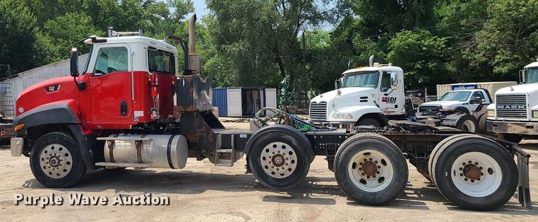 image for item BR9779 2013 Caterpillar CT660  semi truck