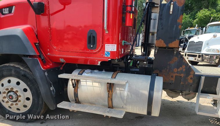 image for item BR9779 2013 Caterpillar CT660  semi truck