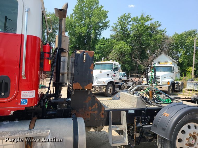 image for item BR9779 2013 Caterpillar CT660  semi truck