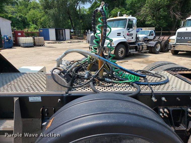 image for item BR9779 2013 Caterpillar CT660  semi truck