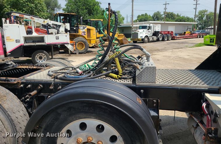 image for item BR9779 2013 Caterpillar CT660  semi truck