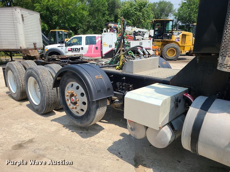 image for item BR9779 2013 Caterpillar CT660  semi truck