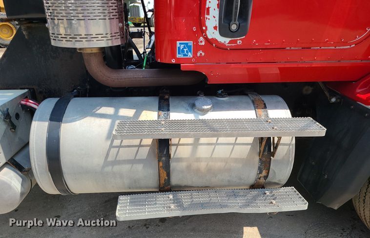 image for item BR9779 2013 Caterpillar CT660  semi truck