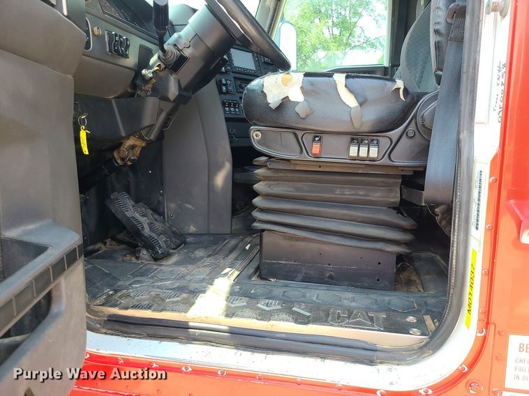 image for item BR9779 2013 Caterpillar CT660  semi truck