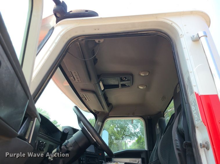 image for item BR9779 2013 Caterpillar CT660  semi truck