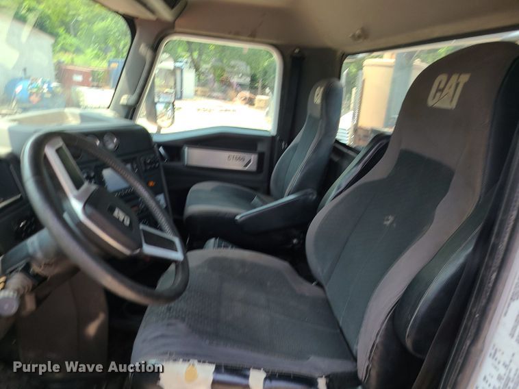 image for item BR9779 2013 Caterpillar CT660  semi truck