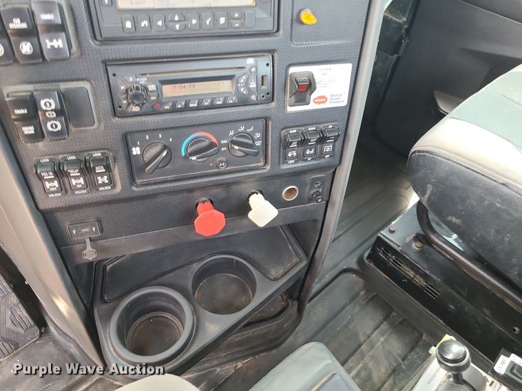 image for item BR9779 2013 Caterpillar CT660  semi truck