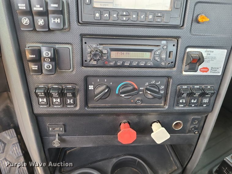 image for item BR9779 2013 Caterpillar CT660  semi truck