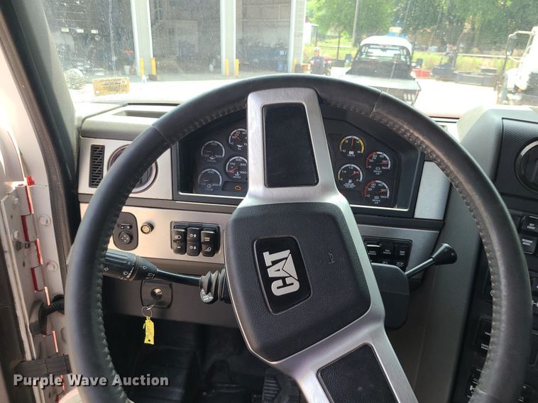 image for item BR9779 2013 Caterpillar CT660  semi truck