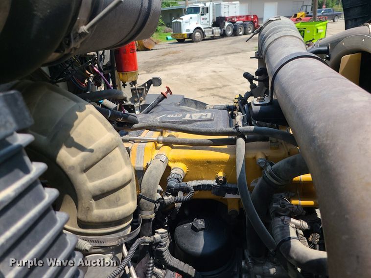 image for item BR9779 2013 Caterpillar CT660  semi truck