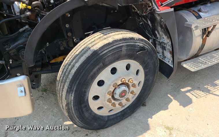 image for item BR9779 2013 Caterpillar CT660  semi truck