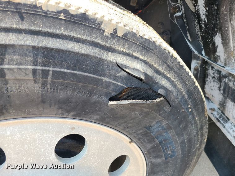 image for item BR9779 2013 Caterpillar CT660  semi truck