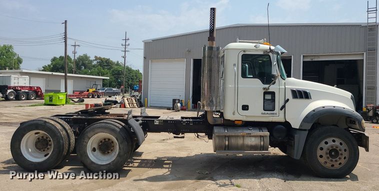 image for item DC6006 2009 Mack GU713  semi truck