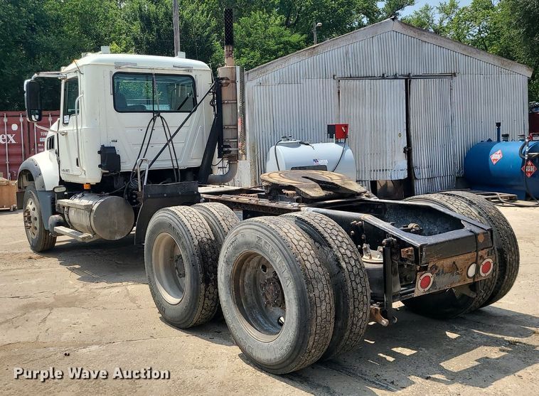 image for item DC6006 2009 Mack GU713  semi truck