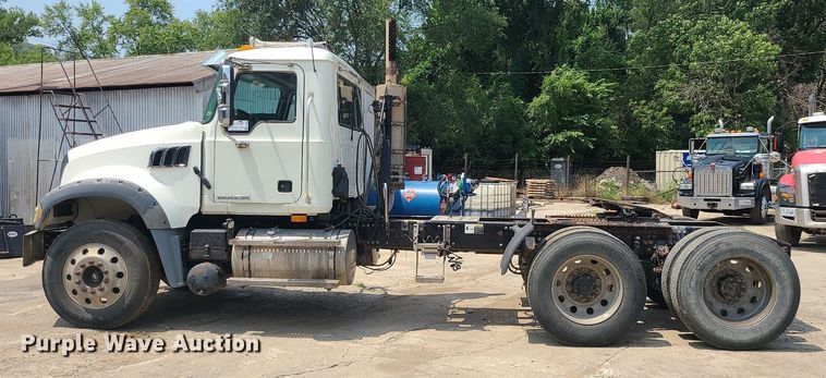 image for item DC6006 2009 Mack GU713  semi truck