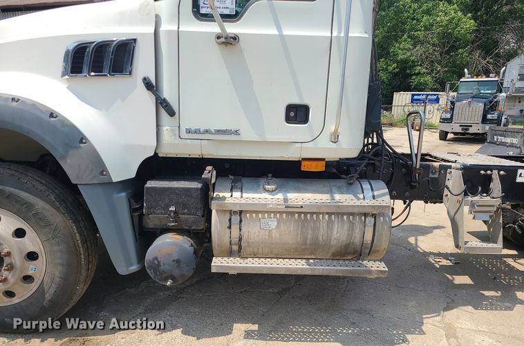 image for item DC6006 2009 Mack GU713  semi truck