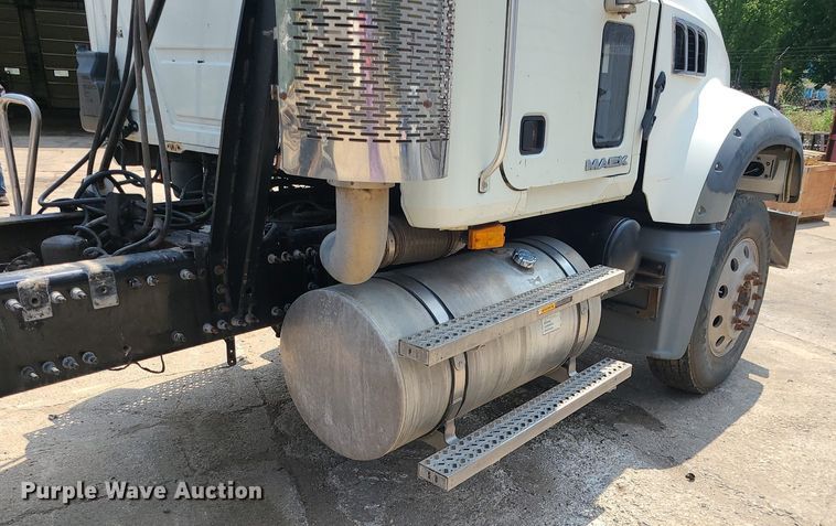 image for item DC6006 2009 Mack GU713  semi truck