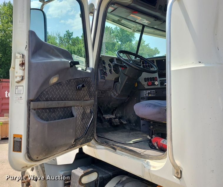 image for item DC6006 2009 Mack GU713  semi truck