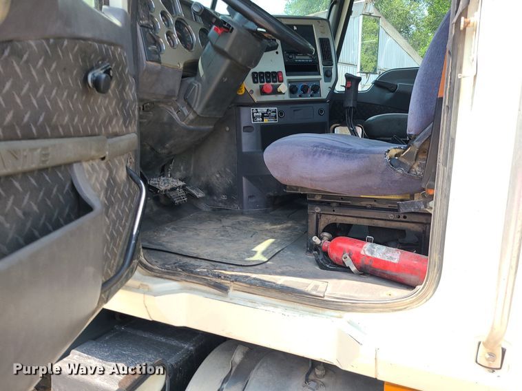 image for item DC6006 2009 Mack GU713  semi truck