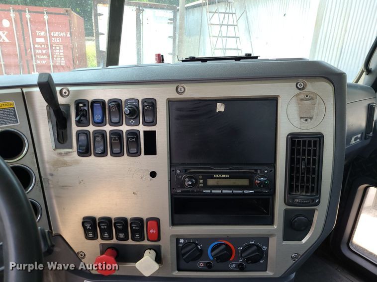 image for item DC6006 2009 Mack GU713  semi truck