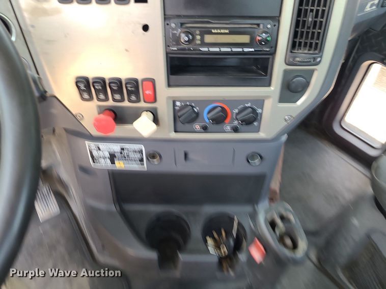 image for item DC6006 2009 Mack GU713  semi truck