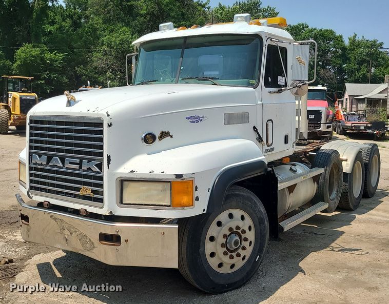 image for item DC6007 1999 Mack CL713  semi truck