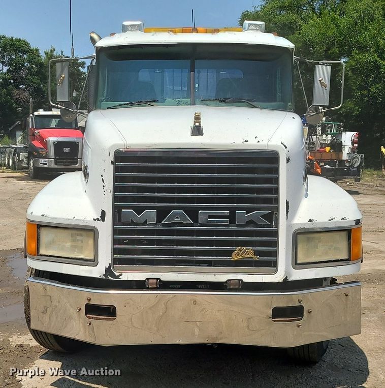 image for item DC6007 1999 Mack CL713  semi truck