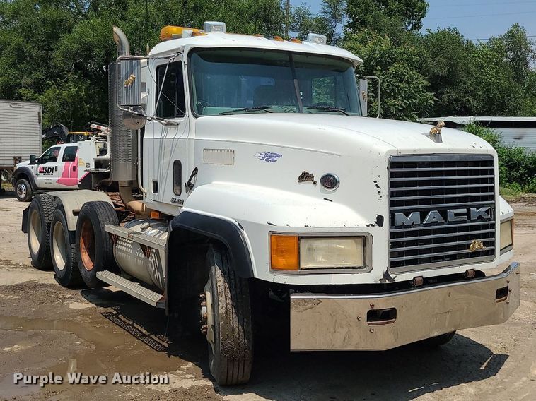 image for item DC6007 1999 Mack CL713  semi truck