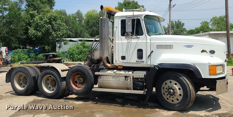 image for item DC6007 1999 Mack CL713  semi truck