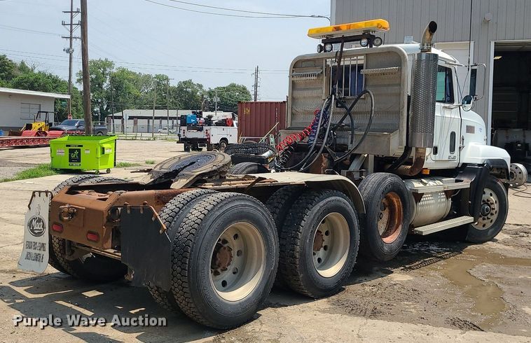 image for item DC6007 1999 Mack CL713  semi truck