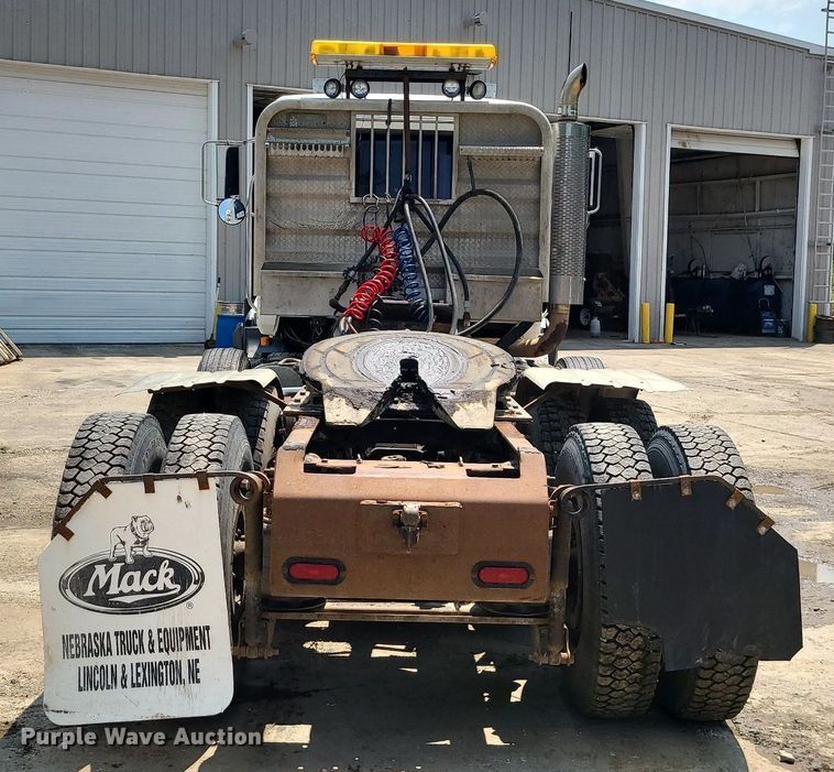 image for item DC6007 1999 Mack CL713  semi truck