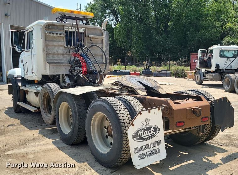 image for item DC6007 1999 Mack CL713  semi truck