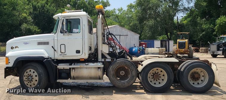 image for item DC6007 1999 Mack CL713  semi truck